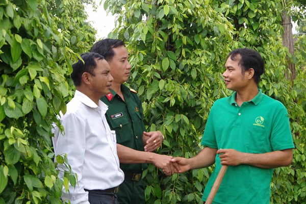 “Đừng nghe lời kẻ xấu xúi giục, khổ lắm!” - Anh 1