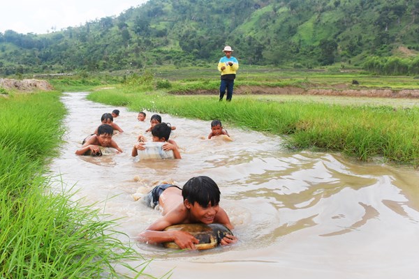 Ngăn suối “dựng trại”... chống đuối nước - Anh 1