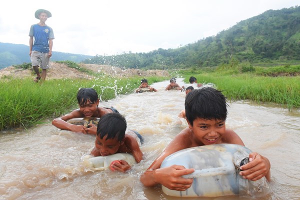 Ngăn suối “dựng trại”... chống đuối nước - Anh 2
