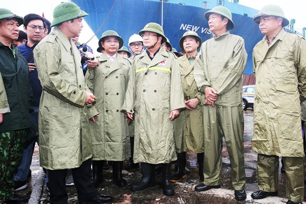 Phó Thủ tướng Trịnh Đình Dũng kiểm tra công tác chống bão số 3 - Anh 1