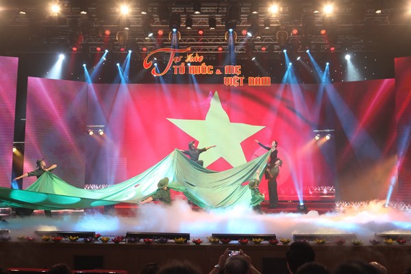 Nhiều nghệ sĩ nổi tiếng tham gia chương trình “Tự hào Tổ quốc- Mẹ Việt Nam” - Anh 1