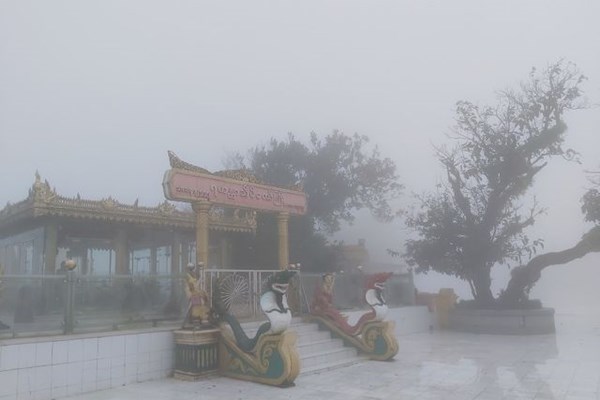 Bí ẩn ngôi chùa thiêng trên tảng đá dát vàng phá vỡ mọi nguyên tắc trọng lực ở Myanmar - Anh 6