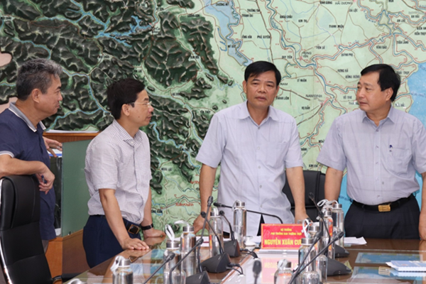 Khẩn trương tìm kiếm người mất tích, ứng cứu các vùng bị cô lập - Anh 1