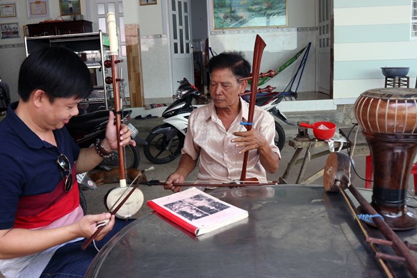 Dành cả đời chế tác mặt nạ và nhạc cụ dân tộc - Anh 2