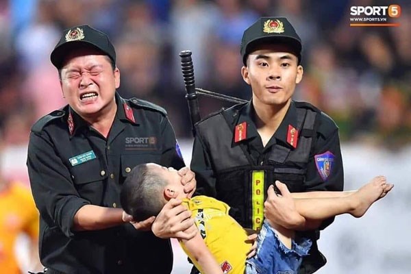 Biểu dương 5 cán bộ, chiến sĩ sơ cứu cháu bé bị co giật - Anh 1
