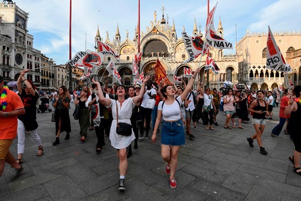 Italia thắt chặt quy định du lịch - Anh 1