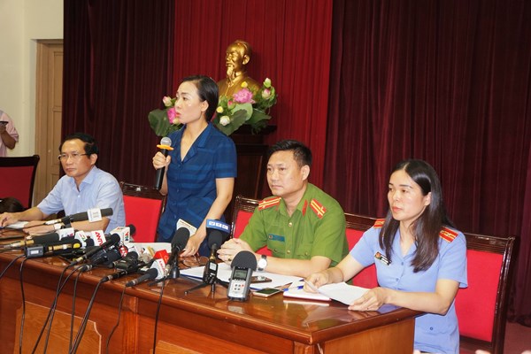 Vụ học sinh bị bỏ quên trên xe buýt dẫn đến tử vong:​​​​​​​ Họp báo ngắn, các câu hỏi đều bỏ ngỏ - Anh 2