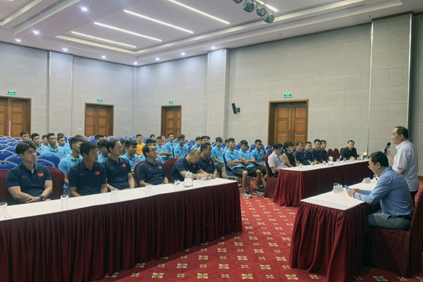 Thứ trưởng Lê Khánh Hải thăm và động viên đội tuyển U22 quốc gia - Anh 1