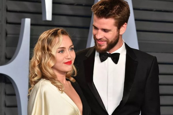 Chấn động: Miley Cyrus hôn Kaitlynn Carter trong kỳ nghỉ ở hồ Como sau khi chia tay chồng Liam Hemsworth - Anh 4