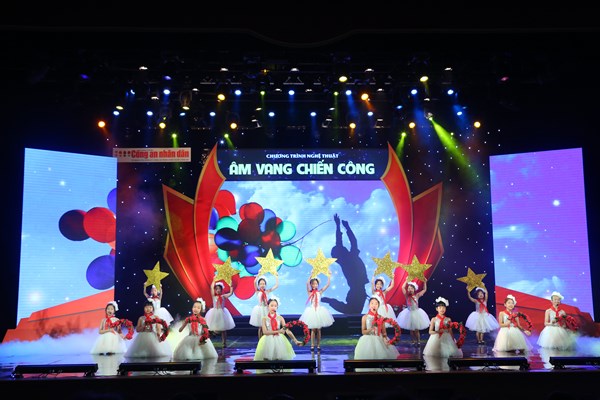 Vinh danh người chiến sĩ Công an Nhân dân trong Chương trình nghệ thuật “Âm vang chiến công 2019” - Anh 1