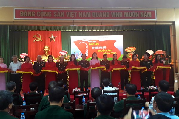 Khai mạc triển lãm “Di chúc của Bác – Nguồn sáng dẫn đường” - Anh 1