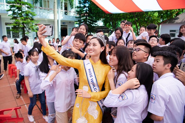 Về thăm trường cũ, Tân hoa hậu Lương Thùy Linh bất ngờ được tổ chức sinh nhật - Anh 1