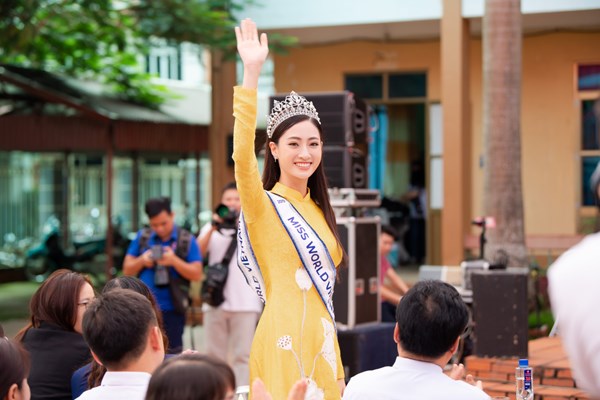 Về thăm trường cũ, Tân hoa hậu Lương Thùy Linh bất ngờ được tổ chức sinh nhật - Anh 2