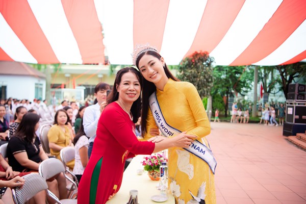 Về thăm trường cũ, Tân hoa hậu Lương Thùy Linh bất ngờ được tổ chức sinh nhật - Anh 3