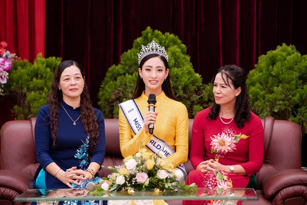 Về thăm trường cũ, Tân hoa hậu Lương Thùy Linh bất ngờ được tổ chức sinh nhật - Anh 4
