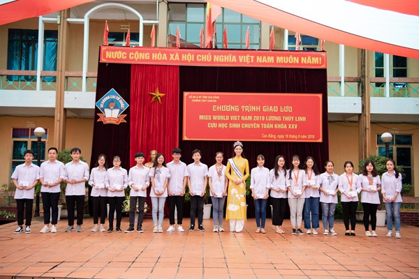 Về thăm trường cũ, Tân hoa hậu Lương Thùy Linh bất ngờ được tổ chức sinh nhật - Anh 5