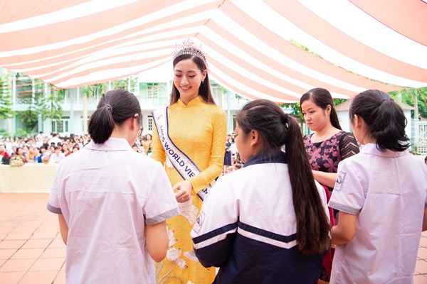 Về thăm trường cũ, Tân hoa hậu Lương Thùy Linh bất ngờ được tổ chức sinh nhật - Anh 6