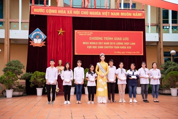 Về thăm trường cũ, Tân hoa hậu Lương Thùy Linh bất ngờ được tổ chức sinh nhật - Anh 7
