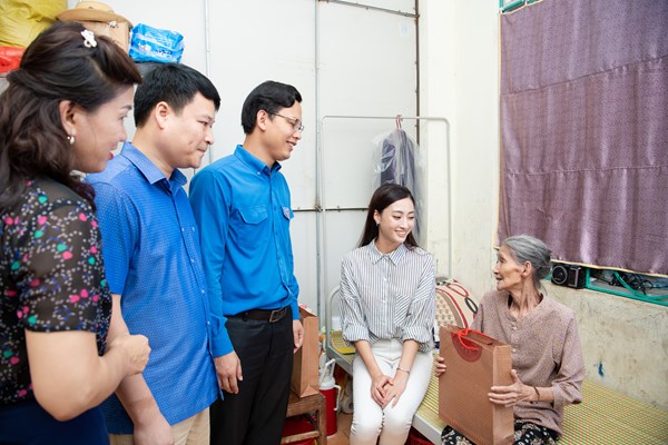 Về thăm trường cũ, Tân hoa hậu Lương Thùy Linh bất ngờ được tổ chức sinh nhật - Anh 10