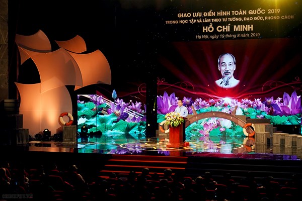 Thủ tướng dự cuộc giao lưu điển hình tiên tiến học tập và làm theo tư tưởng, đạo đức, phong cách Hồ Chí Minh - Anh 3