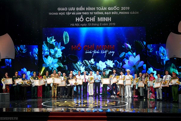 Thủ tướng dự cuộc giao lưu điển hình tiên tiến học tập và làm theo tư tưởng, đạo đức, phong cách Hồ Chí Minh - Anh 4