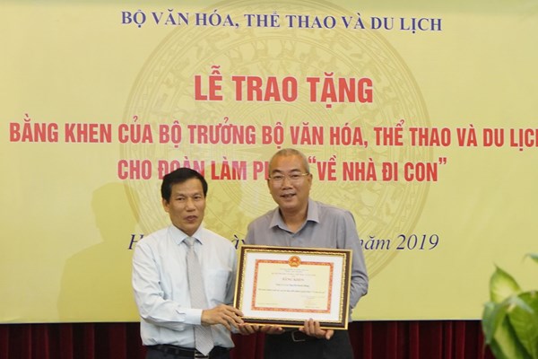 Đoàn làm phim “Về nhà đi con” xúc động nhận Bằng khen của Bộ trưởng Bộ VHTTDL - Anh 2