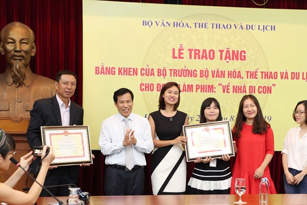 Đoàn làm phim “Về nhà đi con” xúc động nhận Bằng khen của Bộ trưởng Bộ VHTTDL - Anh 1