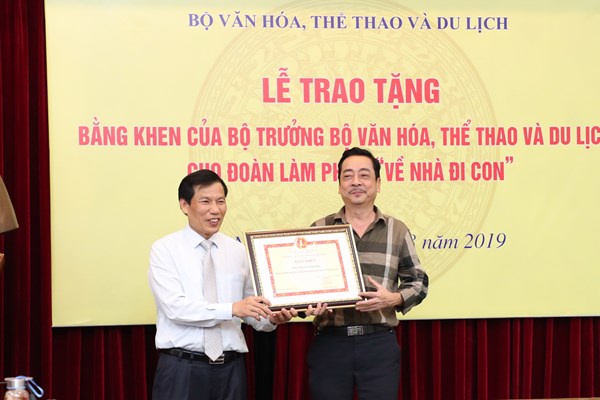 Đoàn làm phim “Về nhà đi con” xúc động nhận Bằng khen của Bộ trưởng Bộ VHTTDL - Anh 3