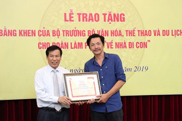 Đoàn làm phim “Về nhà đi con” xúc động nhận Bằng khen của Bộ trưởng Bộ VHTTDL - Anh 4