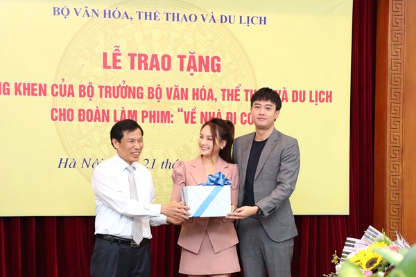 Đoàn làm phim “Về nhà đi con” xúc động nhận Bằng khen của Bộ trưởng Bộ VHTTDL - Anh 5
