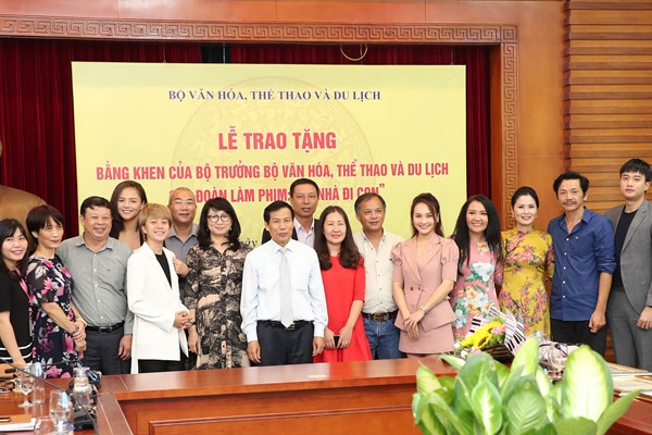 Đoàn làm phim “Về nhà đi con” xúc động nhận Bằng khen của Bộ trưởng Bộ VHTTDL - Anh 10