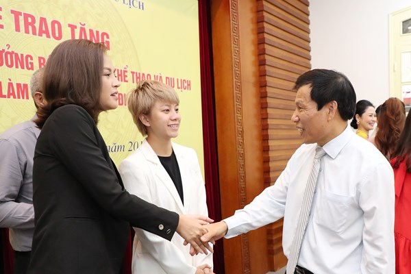 Đoàn làm phim “Về nhà đi con” xúc động nhận Bằng khen của Bộ trưởng Bộ VHTTDL - Anh 9