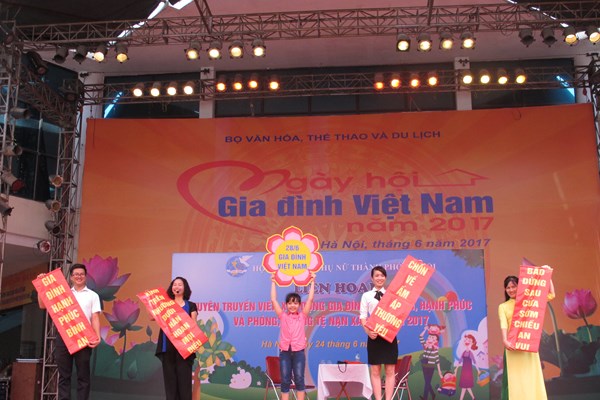 Ứng xử trong gia đình: Hơn nhau ở chữ tôn trọng - Anh 1