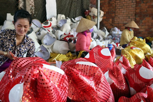 Người trẻ giữ nghề làm đầu lân giấy truyền thống - Anh 2