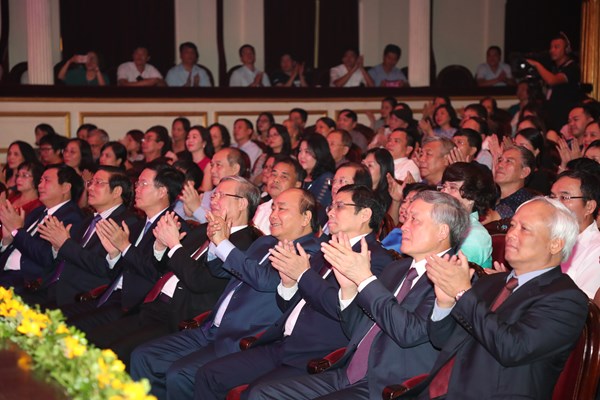 Chương trình nghệ thuật “Lời Bác dặn trước lúc đi xa”: Lắng đọng cảm xúc theo dấu chân Người - Anh 2