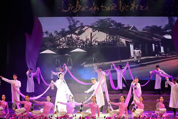 Chương trình nghệ thuật “Lời Bác dặn trước lúc đi xa”: Lắng đọng cảm xúc theo dấu chân Người - Anh 5
