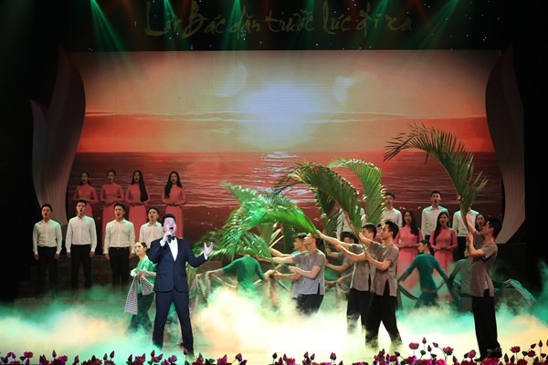 Chương trình nghệ thuật “Lời Bác dặn trước lúc đi xa”: Lắng đọng cảm xúc theo dấu chân Người - Anh 6