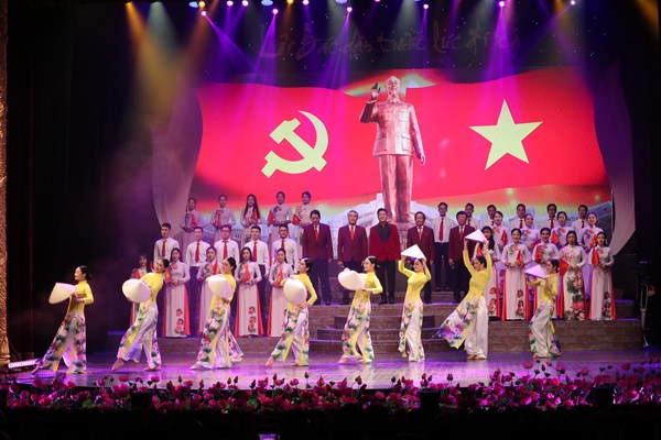 Chương trình nghệ thuật “Lời Bác dặn trước lúc đi xa”: Lắng đọng cảm xúc theo dấu chân Người - Anh 14
