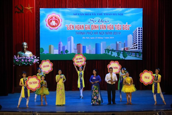 “Ứng xử trong gia đình”:  Người lớn phải làm gương cho con cháu - Anh 1