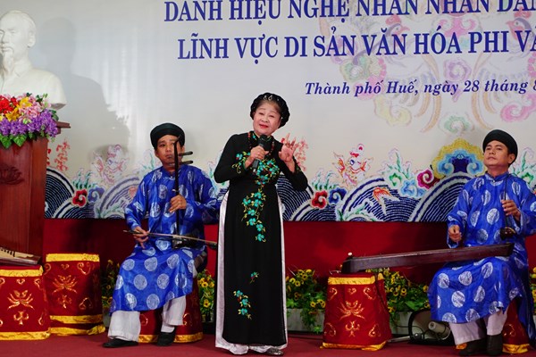 TT-Huế: Trao tặng và truy tặng danh hiệu Nghệ nhân nhân dân, Nghệ nhân ưu tú - Anh 1