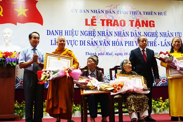 TT-Huế: Trao tặng và truy tặng danh hiệu Nghệ nhân nhân dân, Nghệ nhân ưu tú - Anh 2