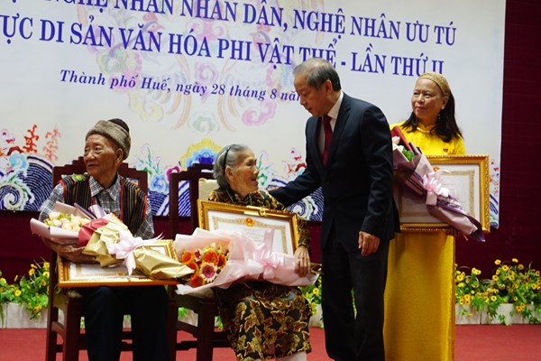 TT-Huế: Trao tặng và truy tặng danh hiệu Nghệ nhân nhân dân, Nghệ nhân ưu tú - Anh 3