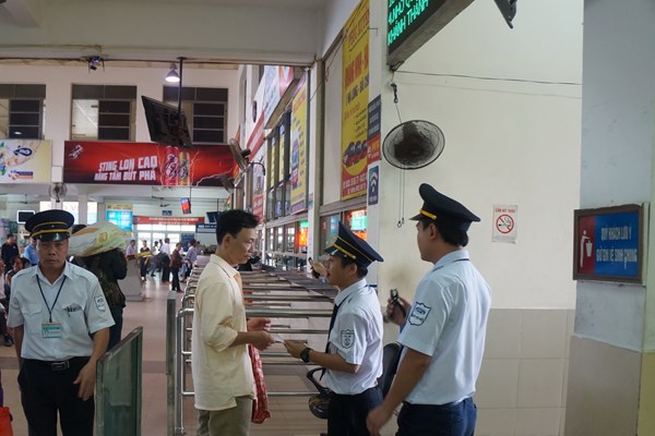 Dịp nghỉ lễ 2.9: Sẽ xử nghiêm xe nhồi nhét khách, tăng giá vé - Anh 1
