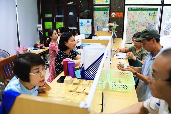 Hà Nội cấp thẻ miễn phí khi đi xe bus: Một chính sách​​​​​​​ phù hợp - Anh 1