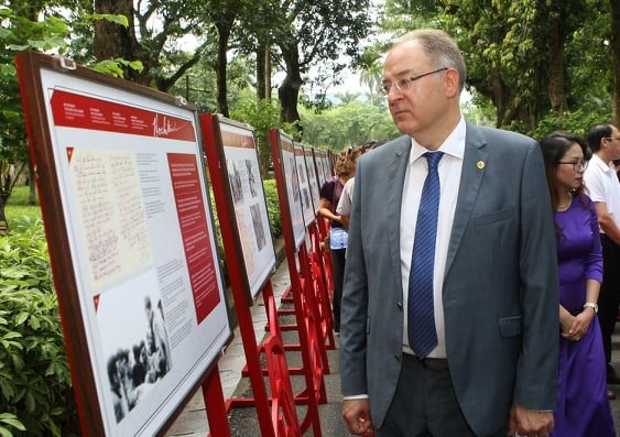 Triển lãm trên 100 tài liệu lưu trữ đặc biệt của Việt Nam và quốc tế về Chủ tịch Hồ Chí Minh - Anh 5