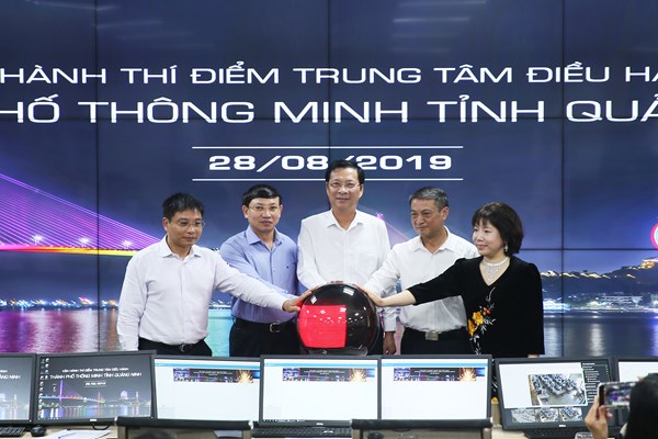 Quảng Ninh:​​​​​​​ Vận hành thí điểm Trung tâm Điều hành thành phố thông minh - Anh 1