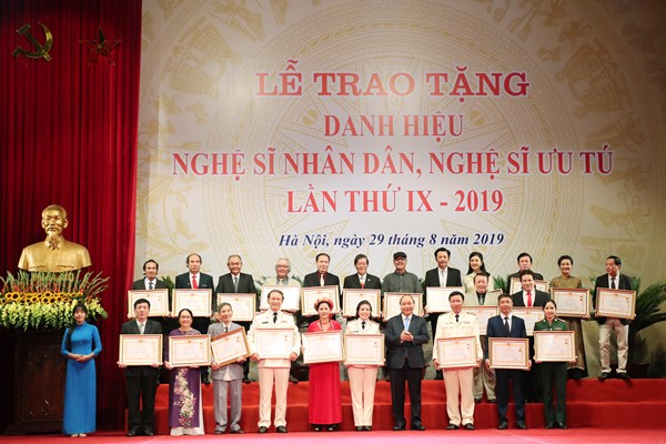 Lễ trao tặng danh hiệu NSND, NSƯT lần thứ IX- 2019: Hạnh phúc cho cả một đời cống hiến - Anh 1