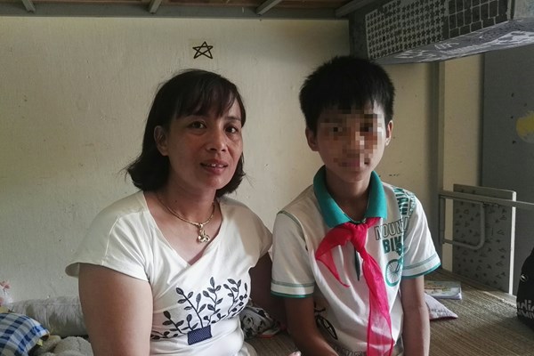 Phòng ngừa lao động trẻ em - Bài 1: Bán hàng, ăn xin hơn 12h/ngày của cậu bé bán bông tăm - Anh 1