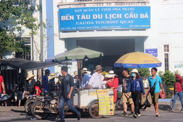 Khánh Hòa cần xử lý nghiêm nạn “chèo kéo” du khách - Anh 1