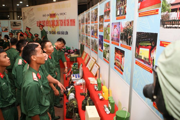 Dấu ấn triển lãm “50 năm thực hiện Di chúc Chủ tịch Hồ Chí Minh” - Anh 7
